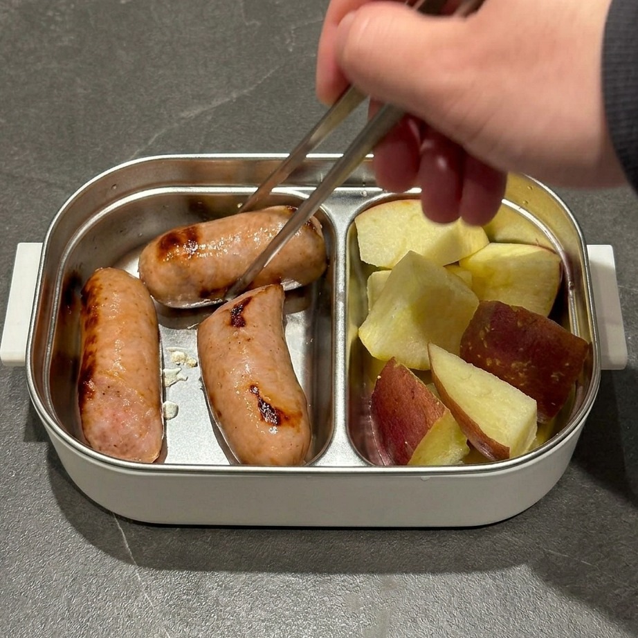 Macaroni au fromage dans un plat métallique, recouvert de mozzarella râpée.