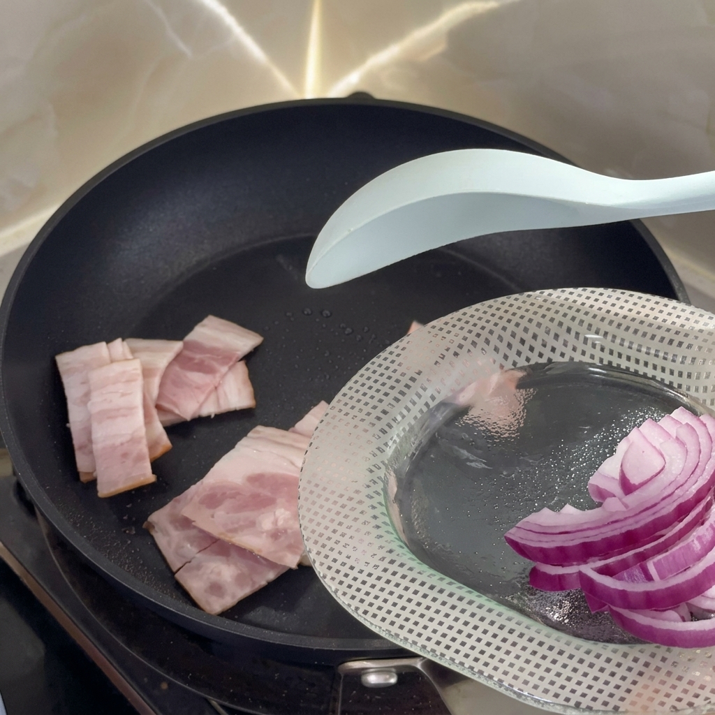 Morceaux de bacon qui grésillent dans une poêle chaude antiadhésive.