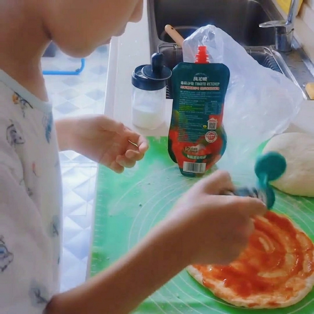 Poivre noir ajouté sur la base de pizza recouverte de sauce.