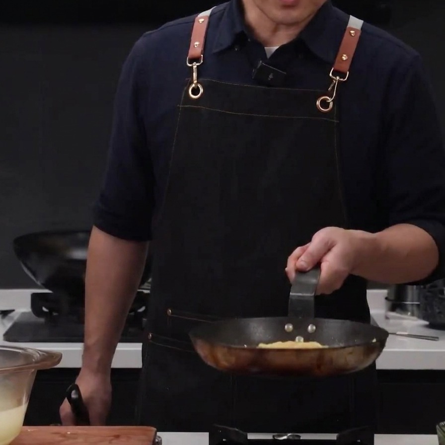 Eau de cuisson des pâtes versée sur le poulet et les spaghetti pour détendre la sauce.