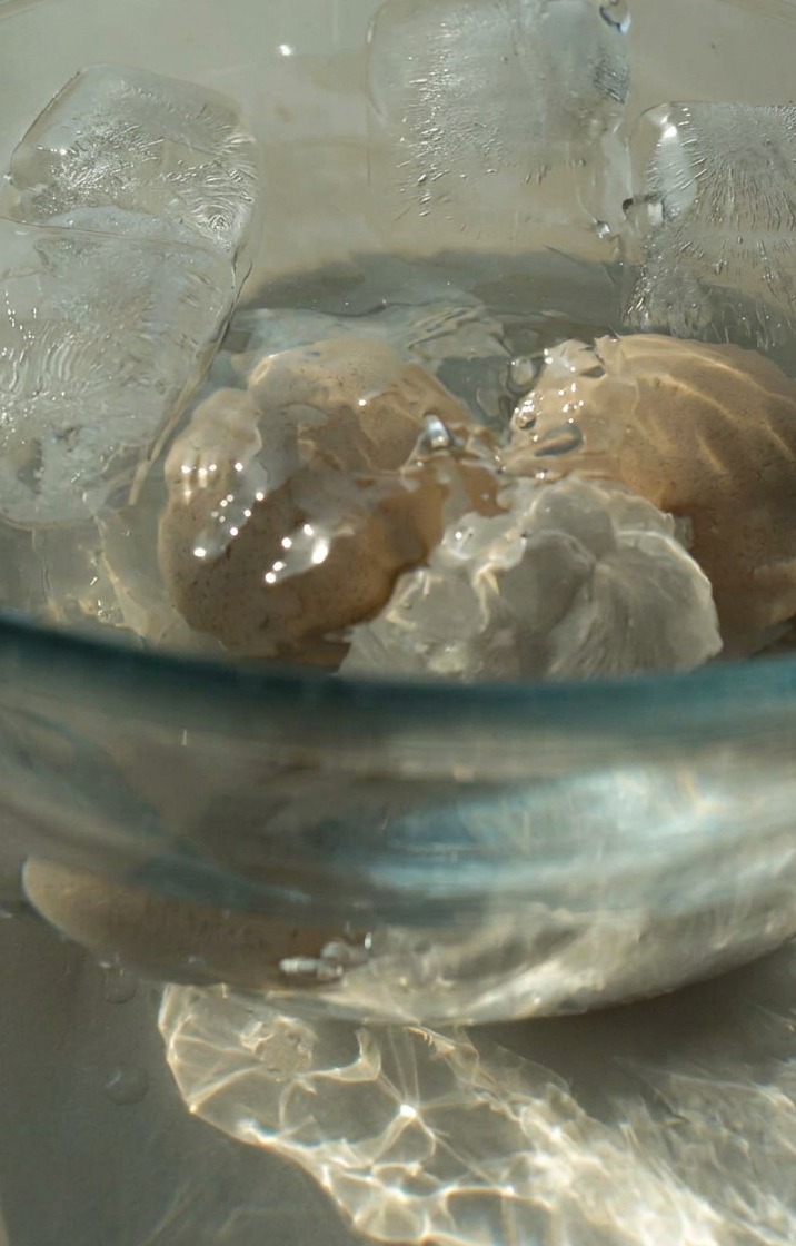 Des œufs mollets écalés et prêts pour la marinade.
