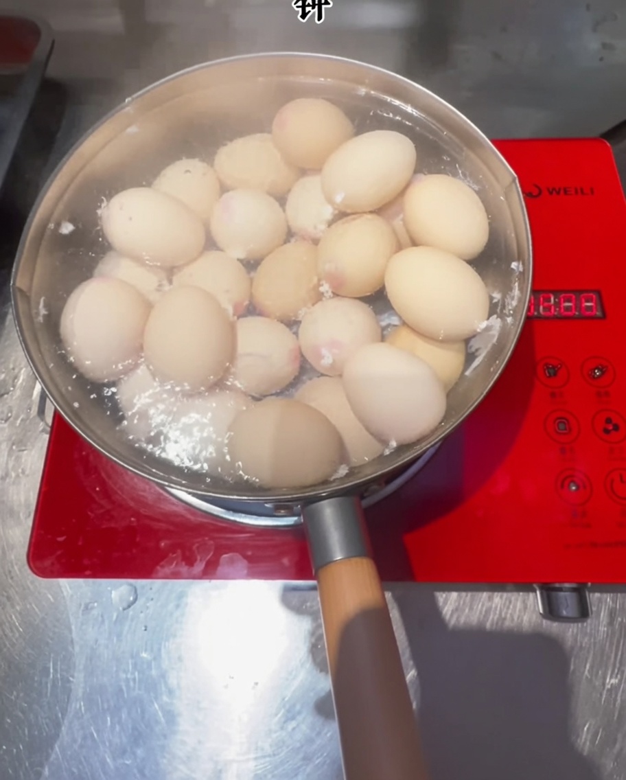 Œufs cuisant dans une casserole deau bouillante sur une plaque à induction.