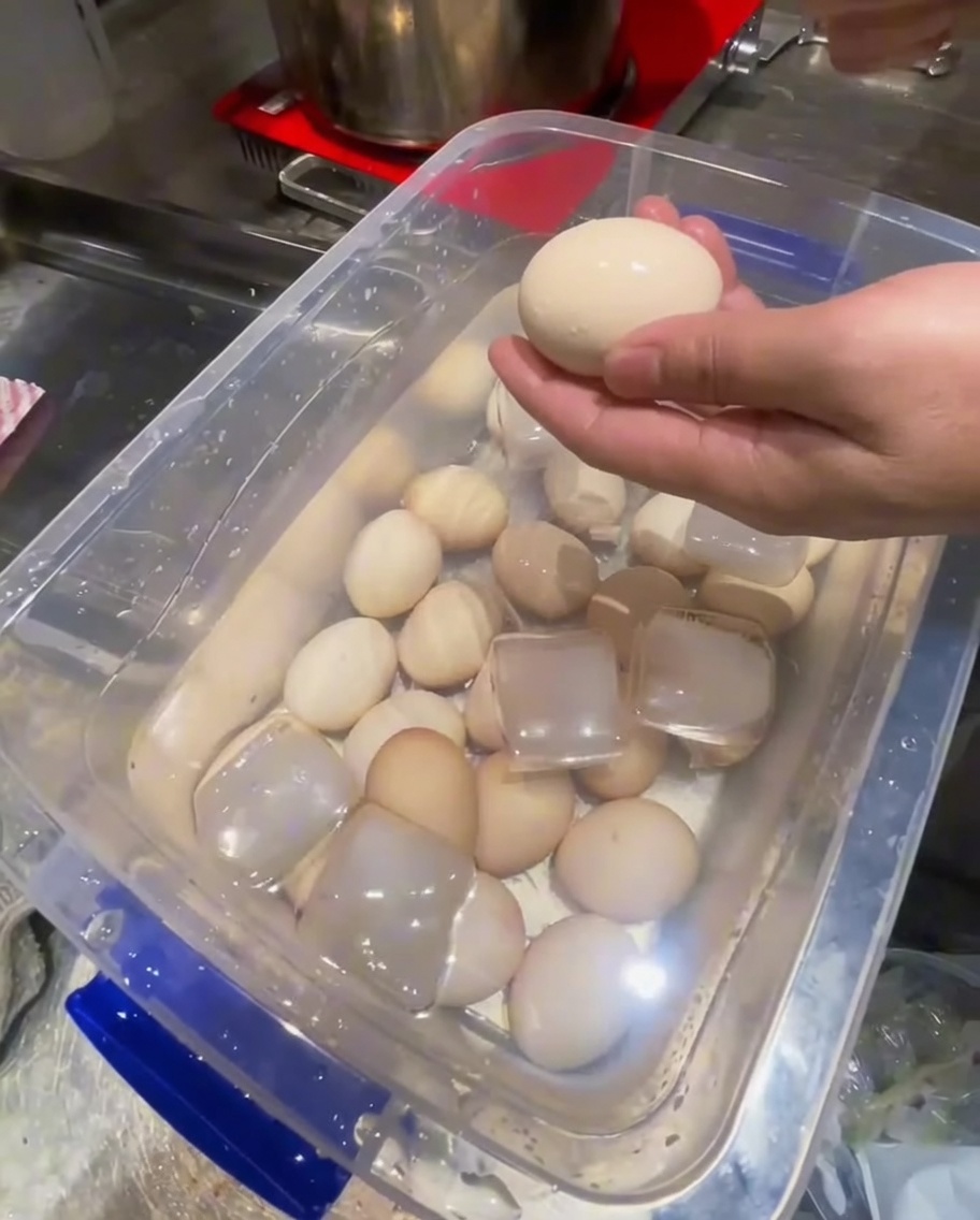 Retrait des coquilles dœufs refroidis à laide dune cuillère en métal.