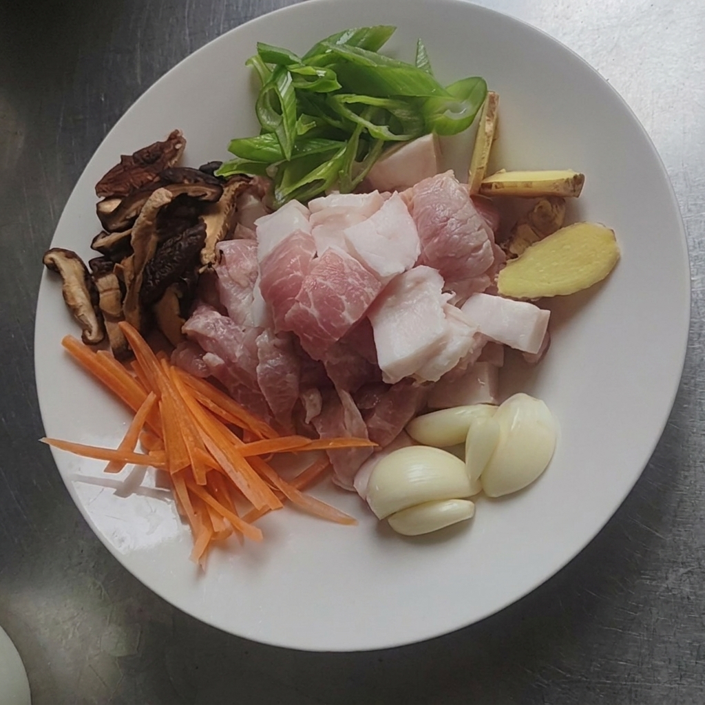 Un œuf frit doré cuisant dans une poêle.