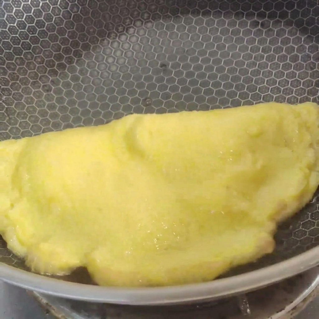 Sauté dun mélange de tranches de porc et de pousses de bambou hachées dans un wok.