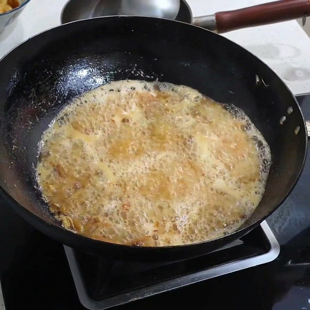 Sel saupoudré dans un bouillon doré bouillonnant.
