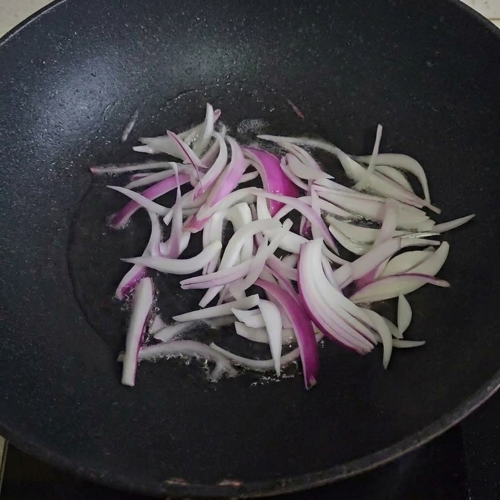 Lanières doignon cuisant dans une poêle chaude et huilée.