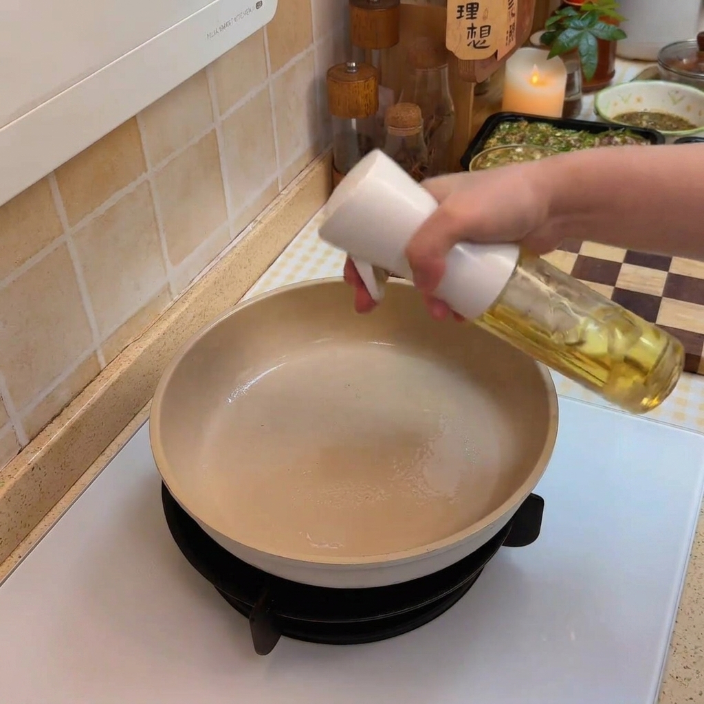 Chou émincé cuisant dans une poêle.