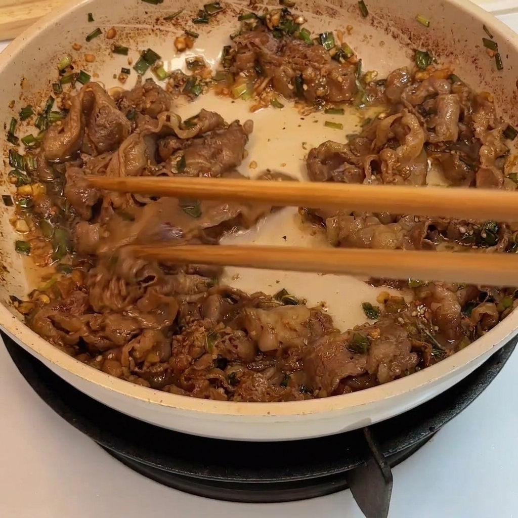 Des tranches de bœuf sautées dans une poêle jusquà ce quelles soient dorées et cuites à cœur.