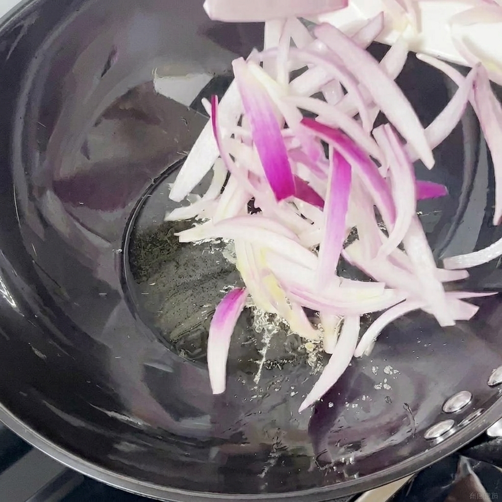 Lamelles doignon rouge sautées dans un wok.