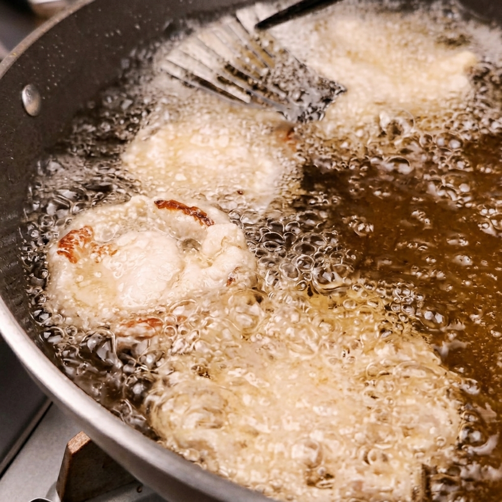 Légumes enrobés de pâte frits dans une casserole dhuile chaude.