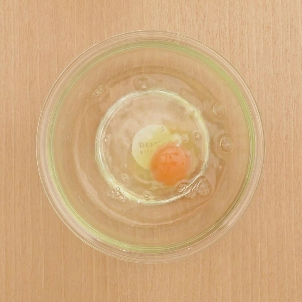 Un bol contenant le mélange dœuf, deau froide, de farine et de fécule, formant une pâte à tempura lisse.