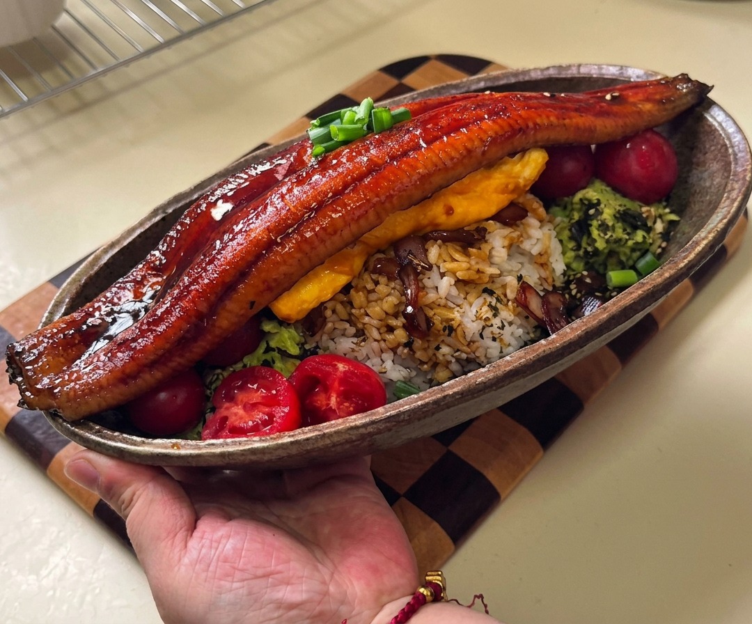 Dés doignons rouges mijotant et sadoucissant dans une sauce teriyaki sombre et épaissie.