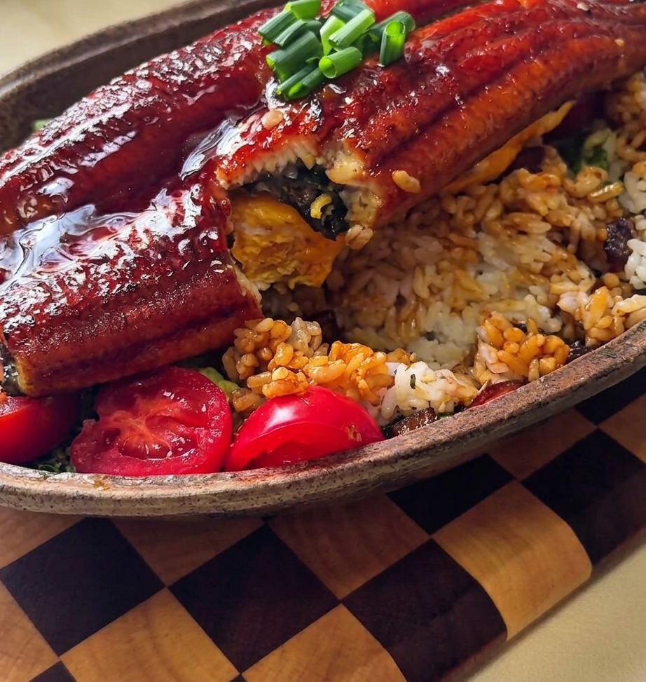 Vue rapprochée de la sauce teriyaki aux oignons nappant le monticule de riz.