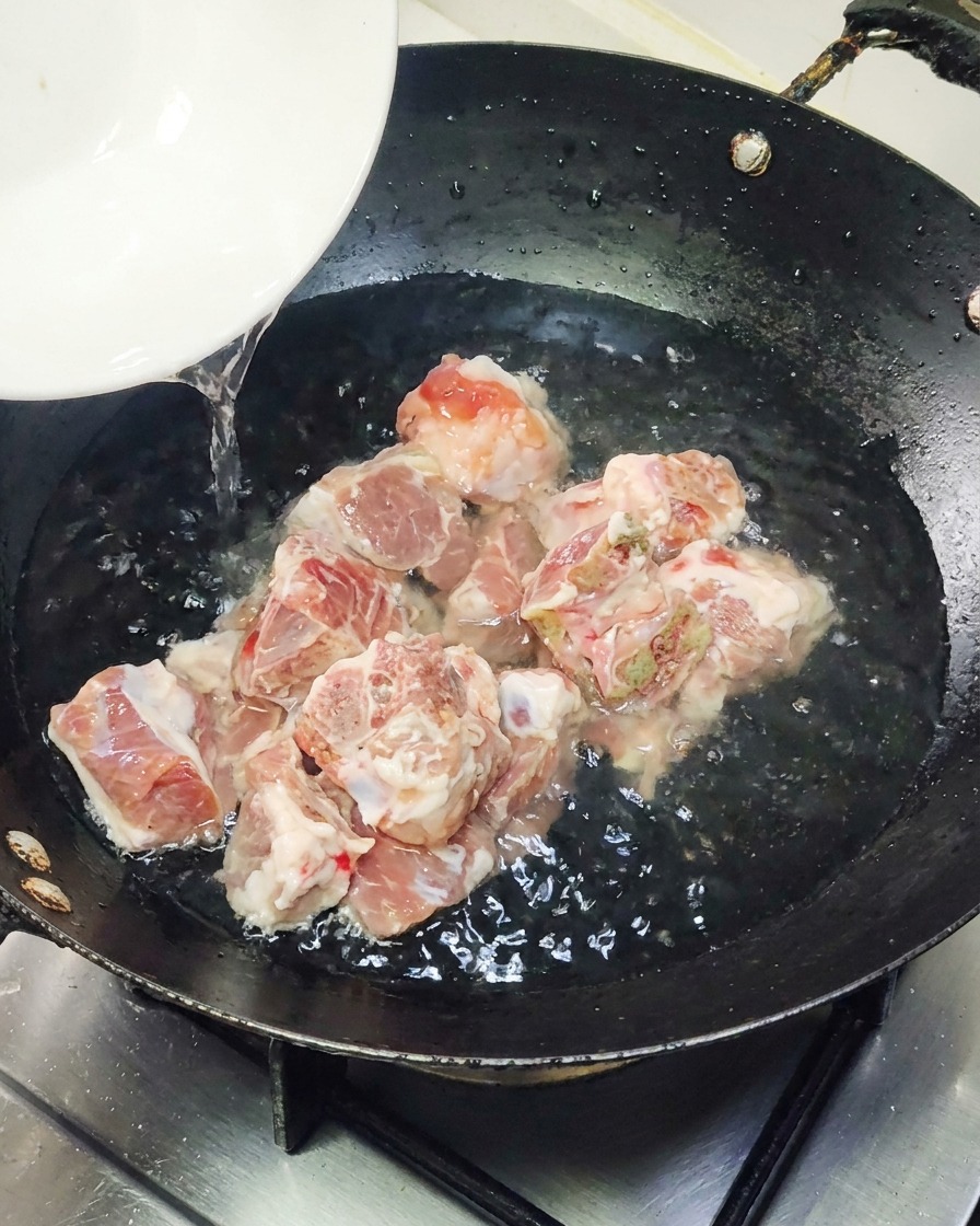 Un morceau danguille grillée préemballée déposé dans une poêle chaude.