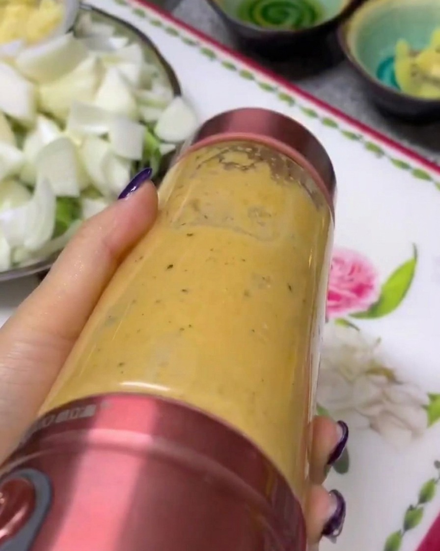 Purée de légumes et de fruits lisse dans un petit bol mixeur.