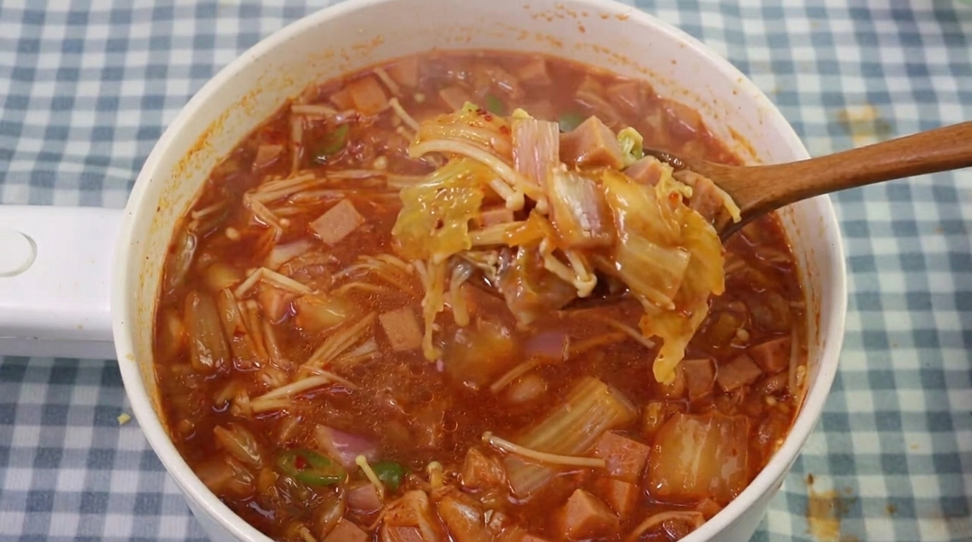 Soupe épicée coréenne au kimchi et aux champignons