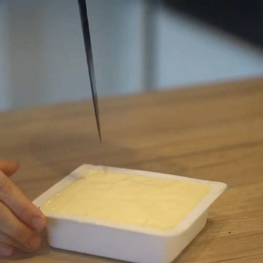 Tofu coupé en cubes alors quil est encore dans son emballage en plastique.