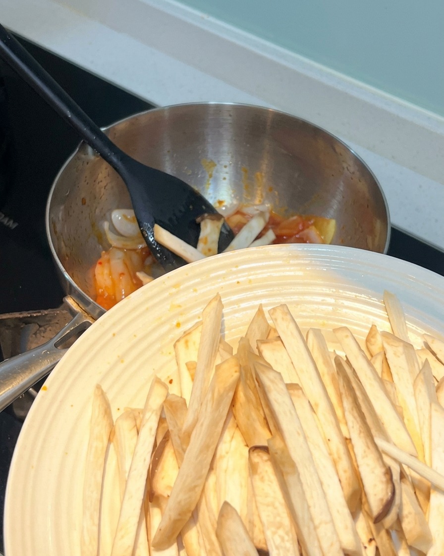Lanières de champignon eryngii ajoutées dans la casserole.