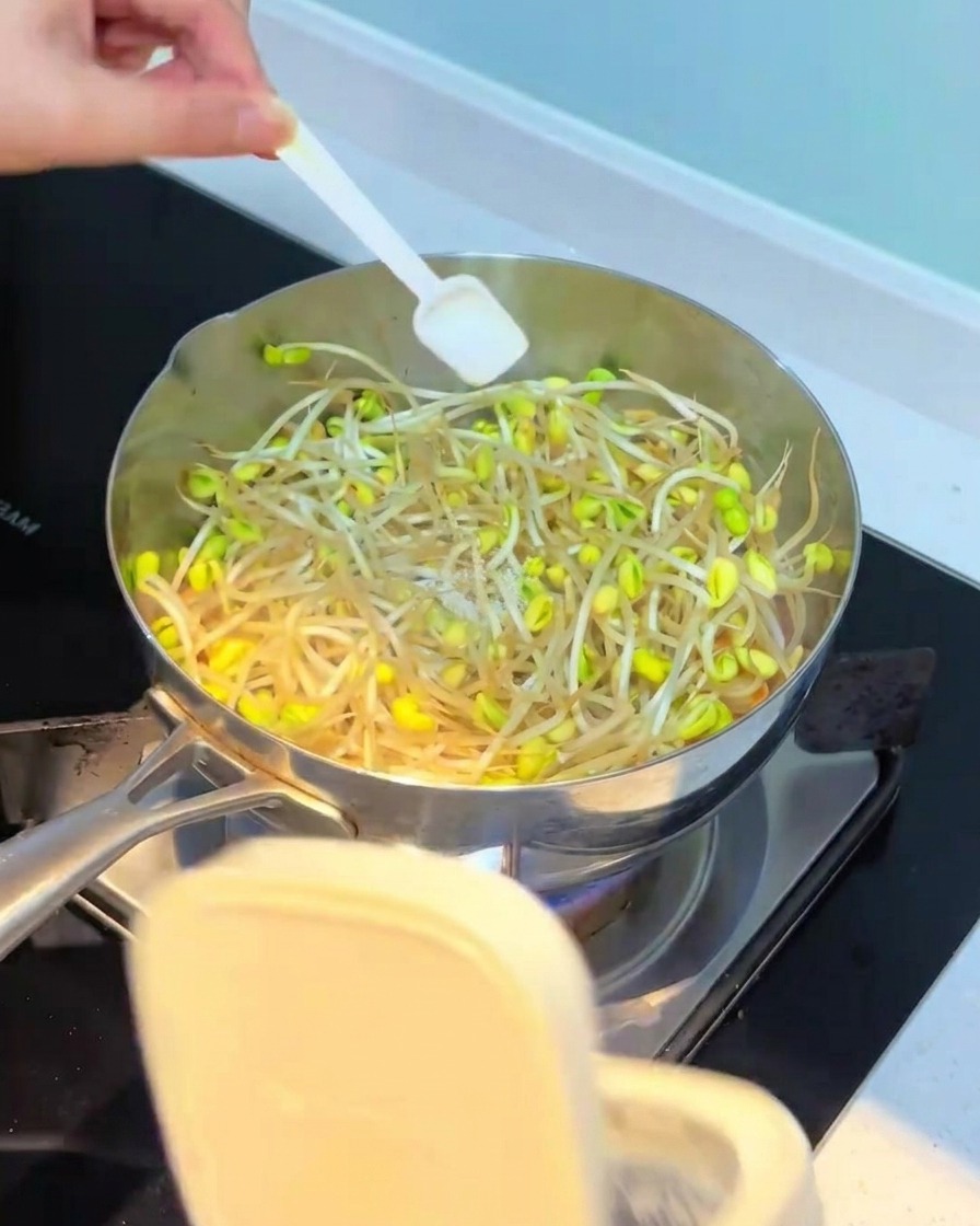 Assaisonnements ajoutés dans la casserole avec les pousses de soja.