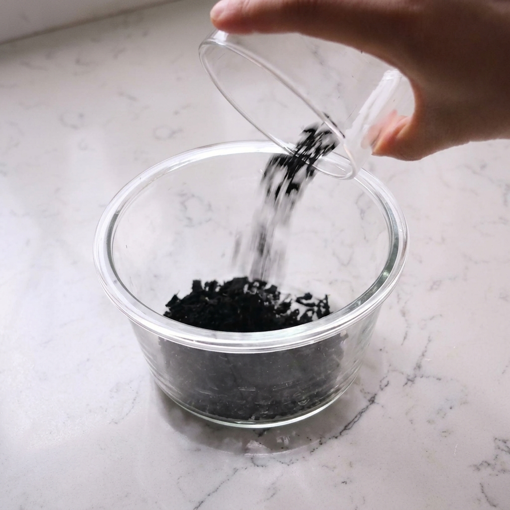 Algues wakame séchées trempant dans un bol deau.