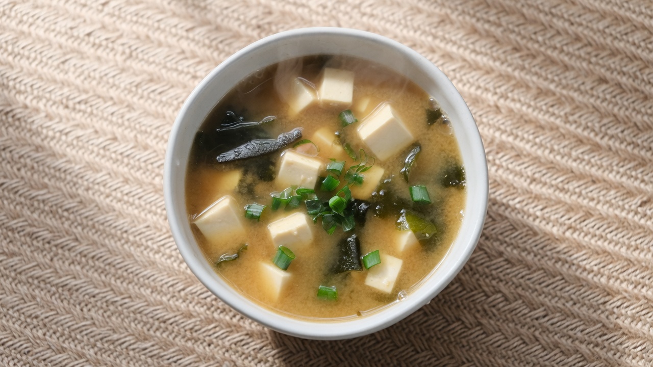 Soupe Miso Légère au Tofu et aux Algues Wakame