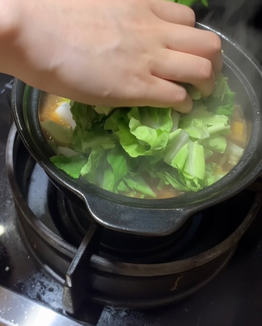 Légumes verts frais ajoutés au ragoût.