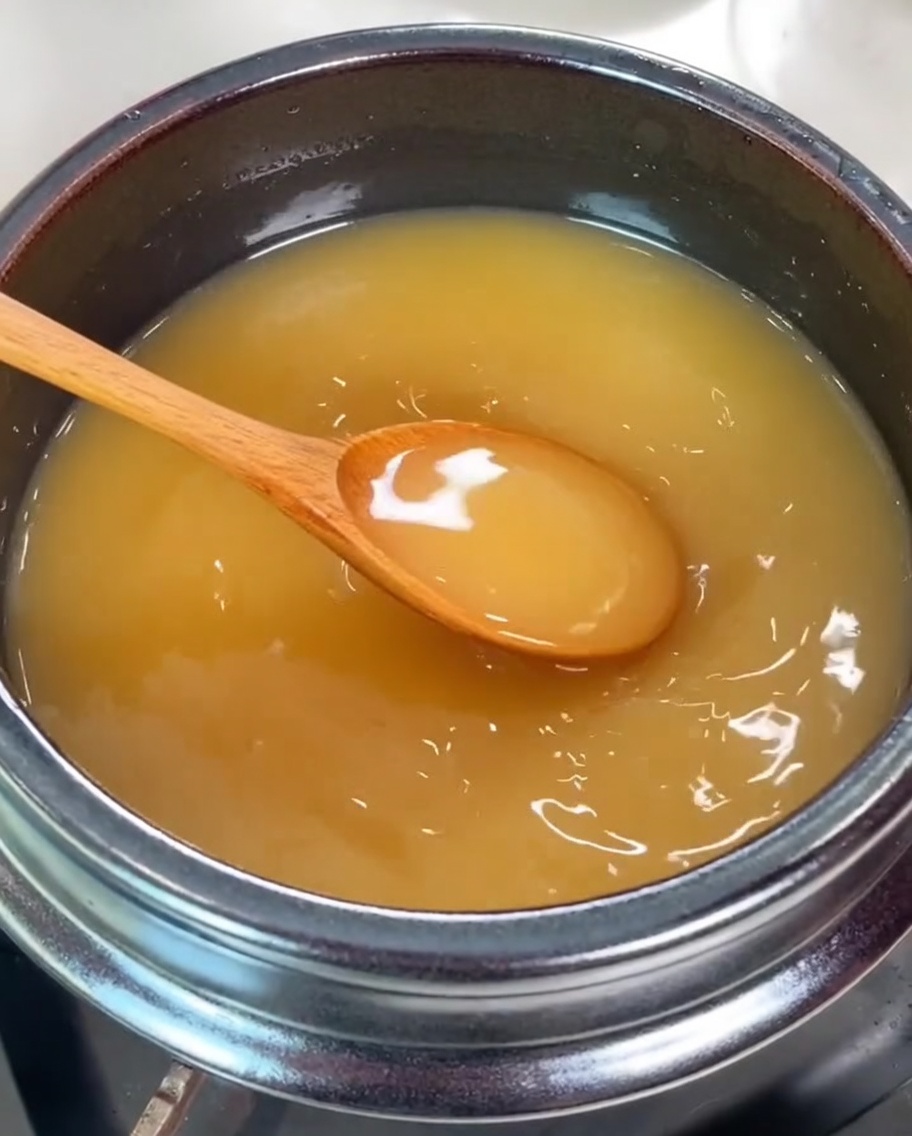 Plusieurs palourdes fraîches ajoutées dans la marmite de bouillon de soja.