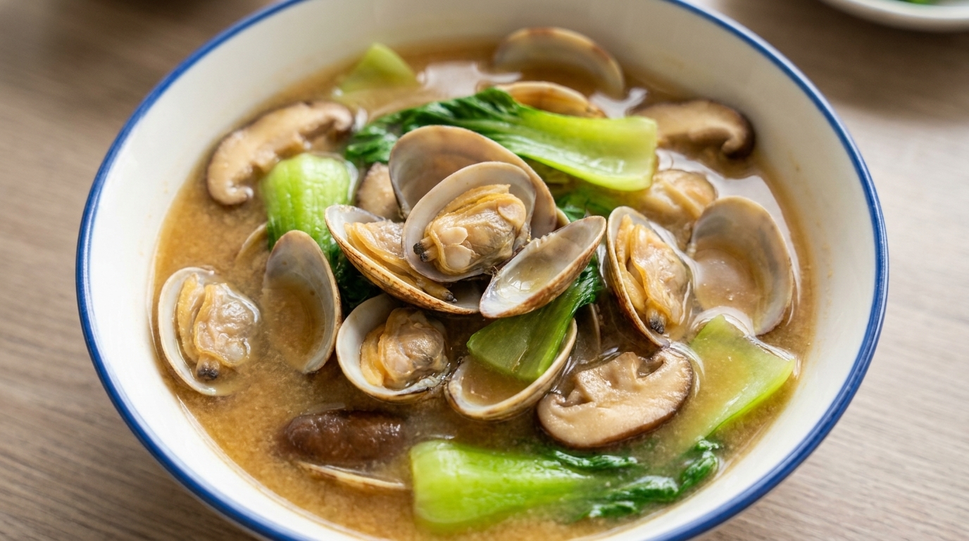 Soupe savoureuse aux palourdes, champignons et pâte de soja