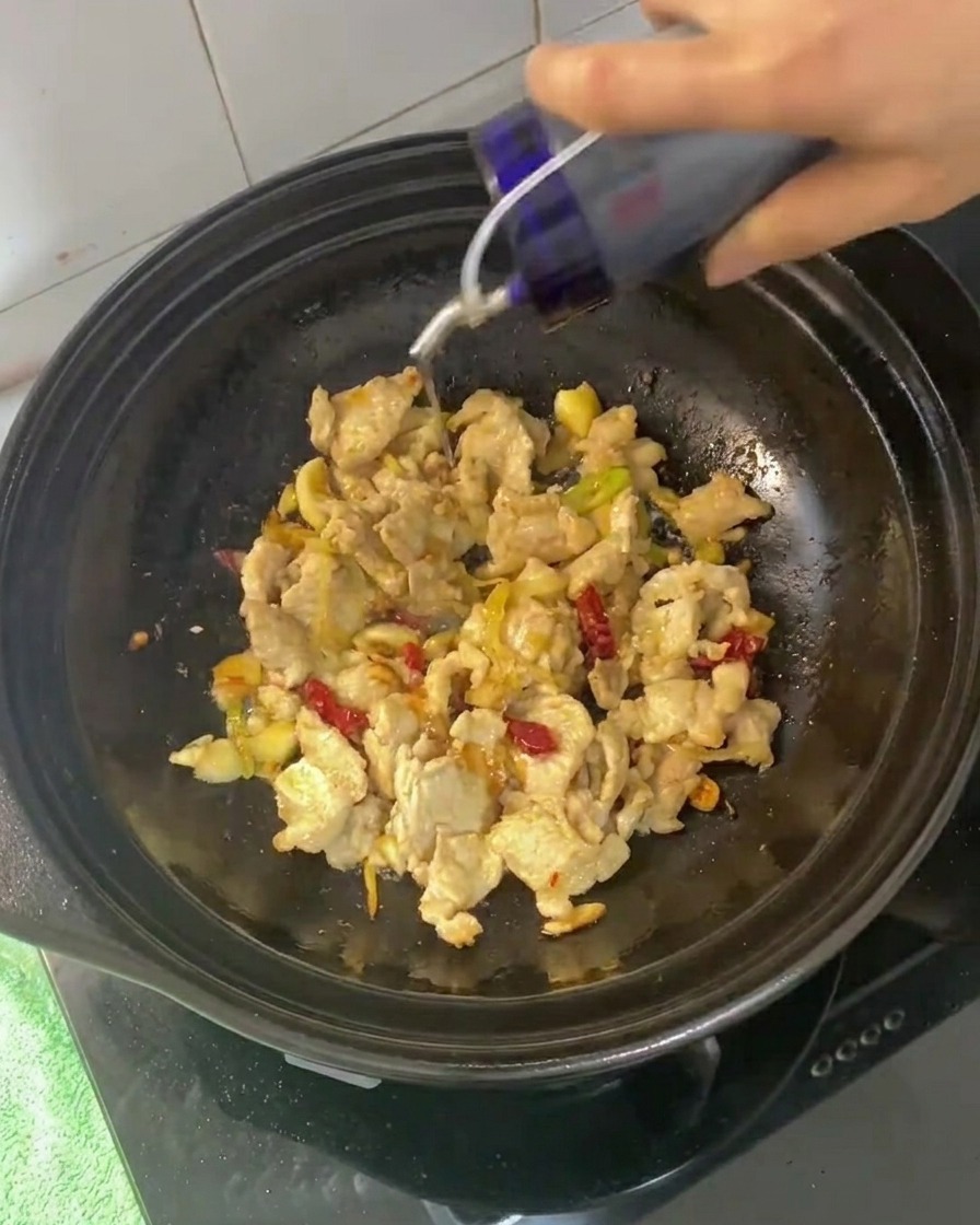 Sauces soja et sauce huître ajoutées au mélange de porc sauté.