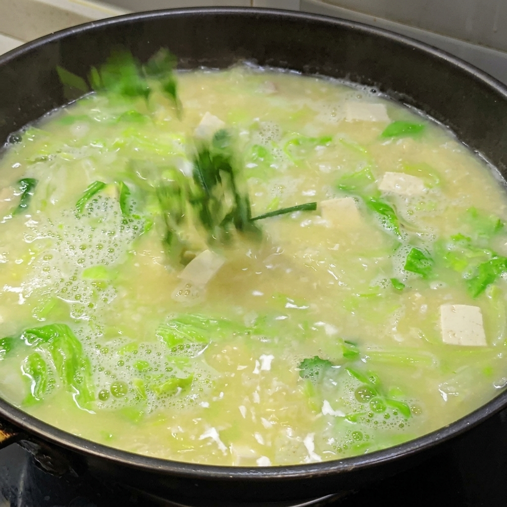Mélange de fécule et deau versé dans une soupe bouillonnante pour épaissir le bouillon.