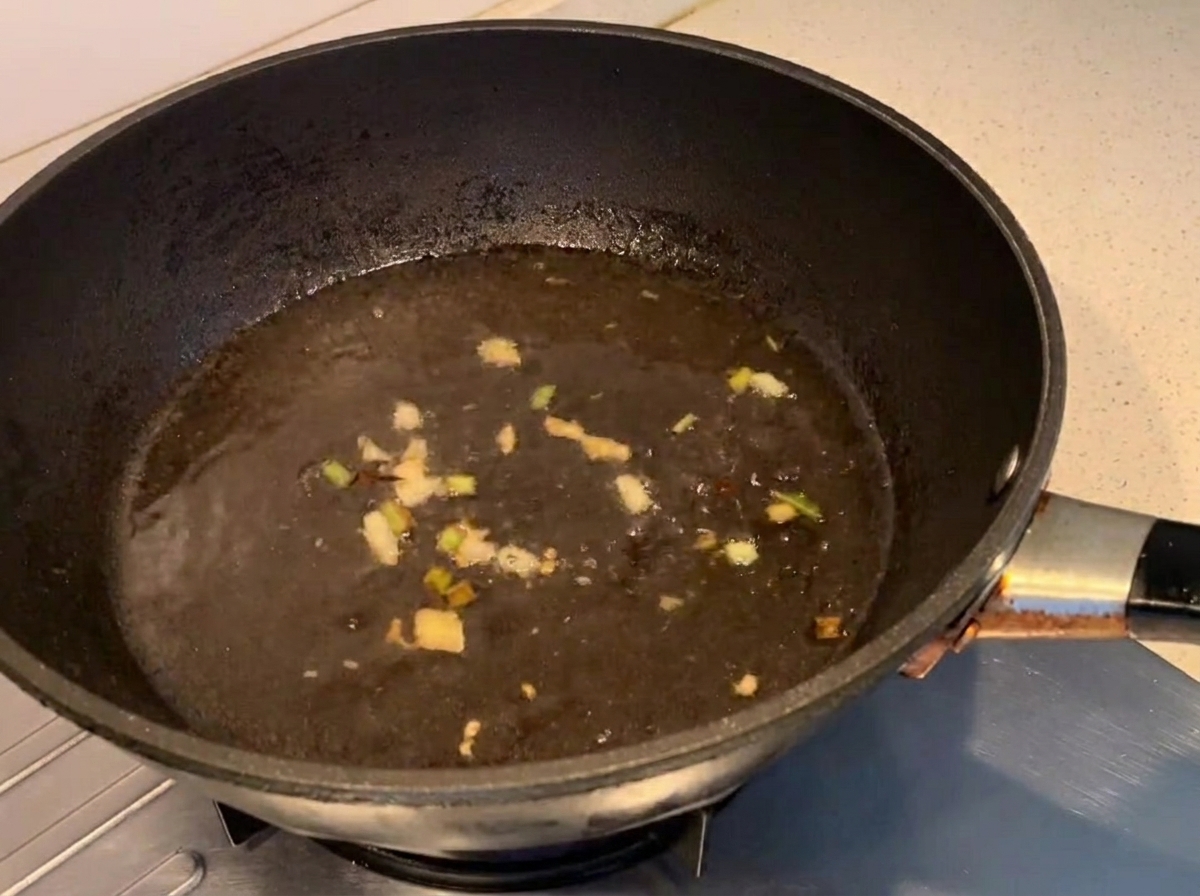 Assaisonnements incorporés dans le liquide bouillant.