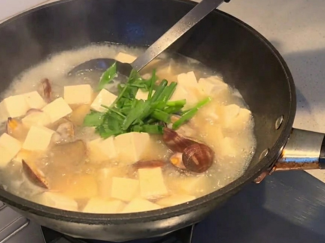 Herbes fraîches saupoudrées sur la soupe terminée.