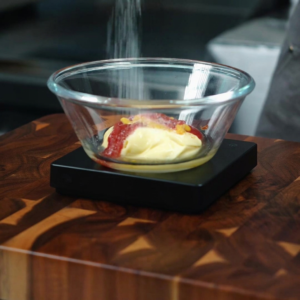 Du sucre ajouté à laide dune cuillère dans le mélange du bol en verre.
