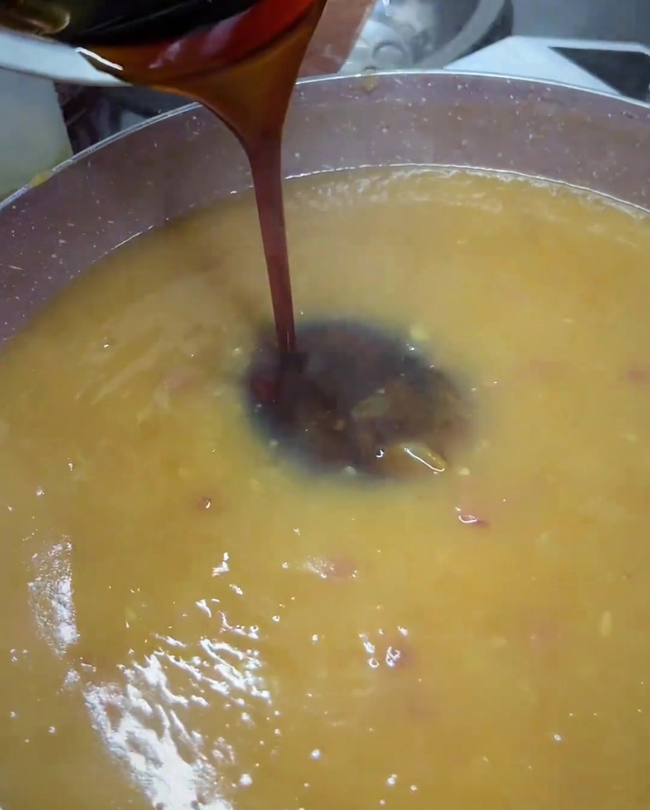 Sauce teriyaki sombre versée dun petit bol dans une poêle contenant une sauce dorée mixée.