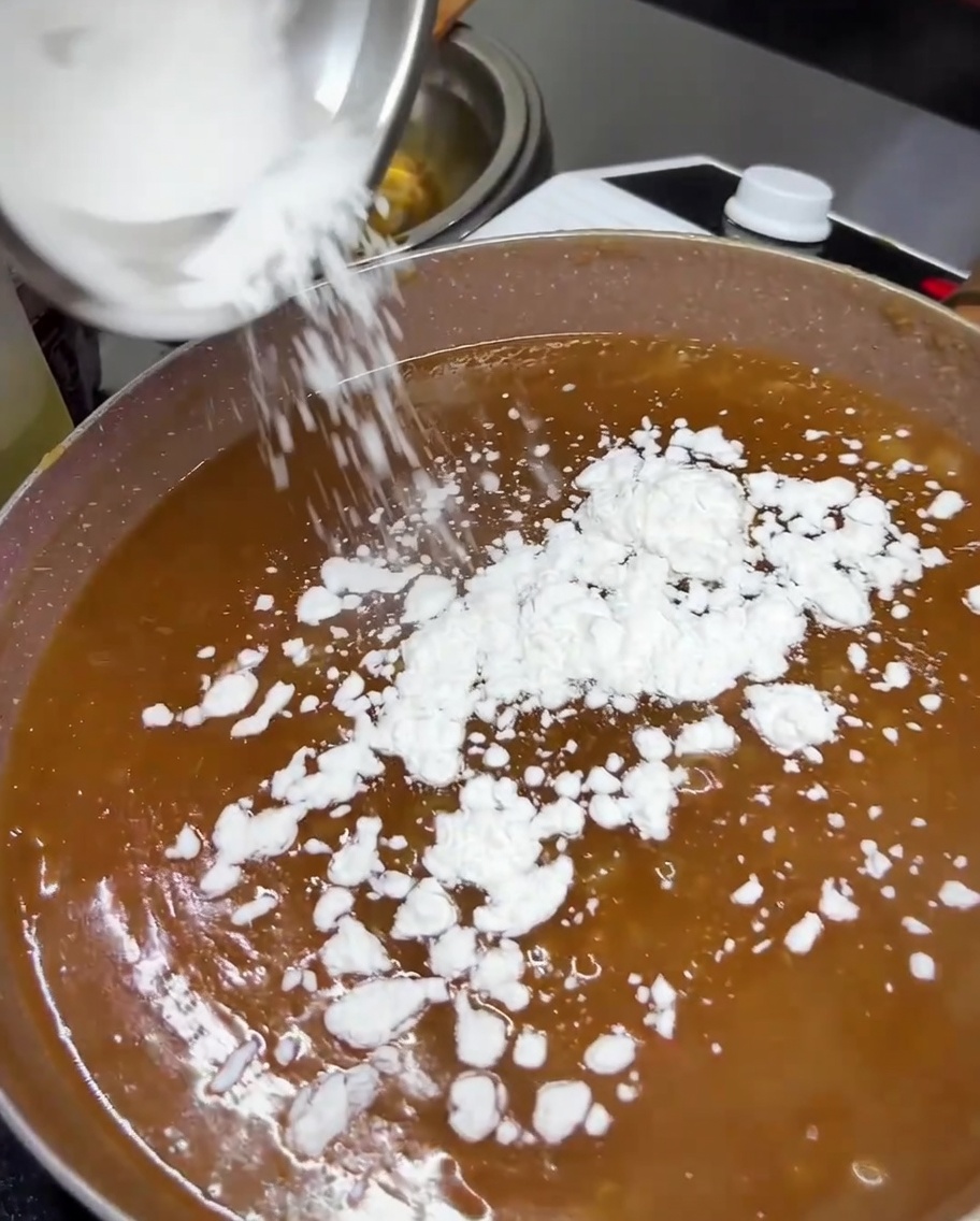Fécule de tapioca ajoutée à la sauce teriyaki qui mijote dans une poêle.