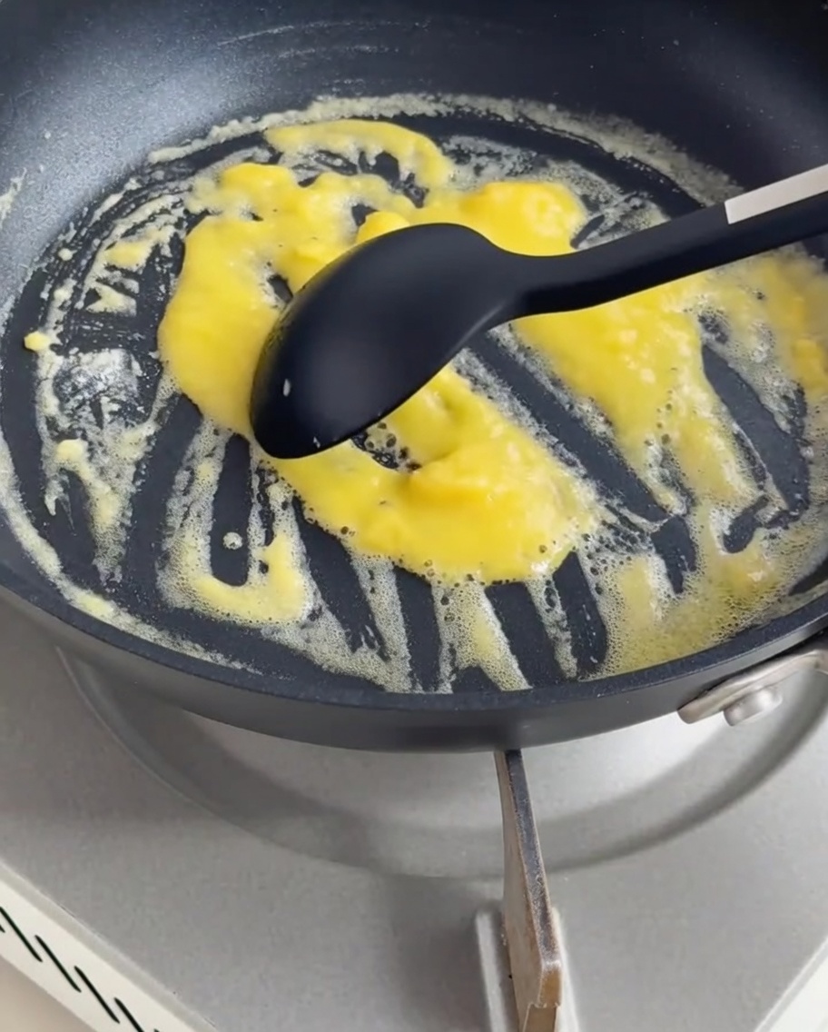 Crème et lait versés sur le roux, formant une sauce veloutée.
