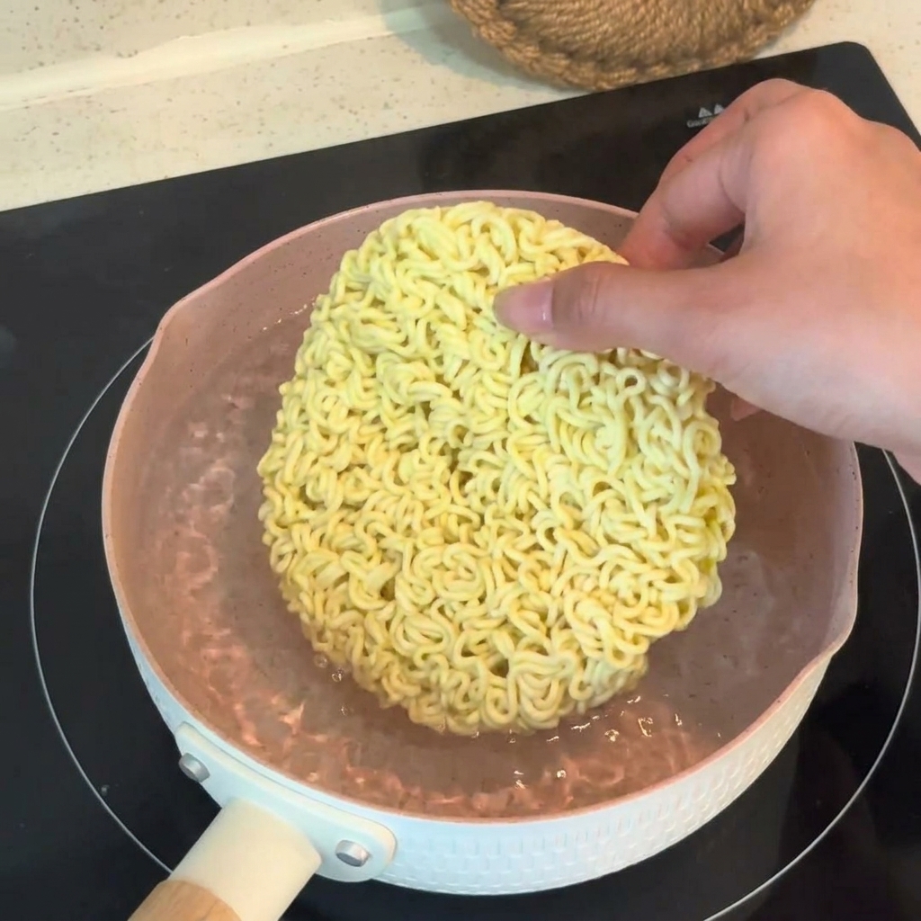 Lait, crème et jus de palourdes versés dans la casserole, avec les pommes de terre et les palourdes ajoutées.