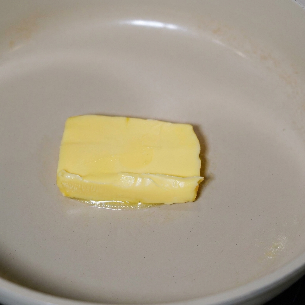 Lard frit dans du beurre fondu dans une poêle.