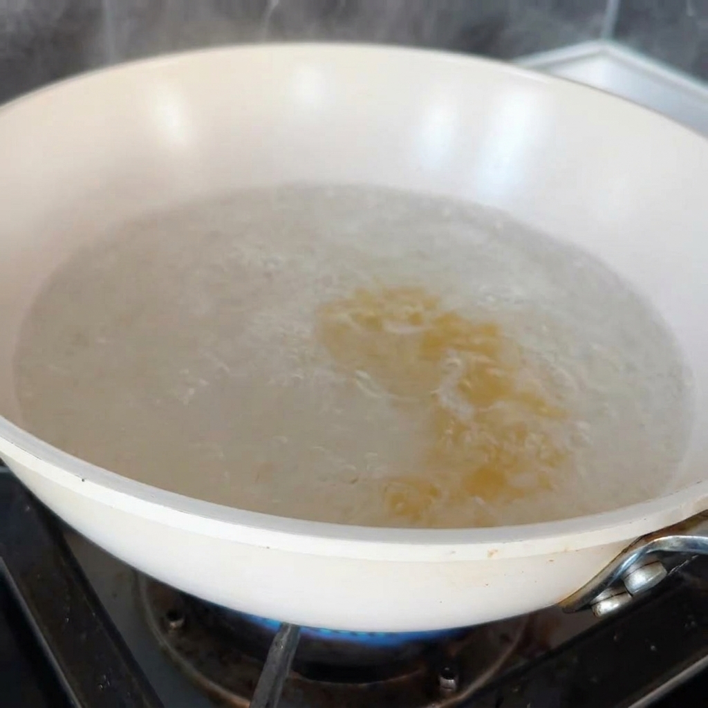 Pâtes fusilli bouillantes dans une grande casserole deau sur la cuisinière.