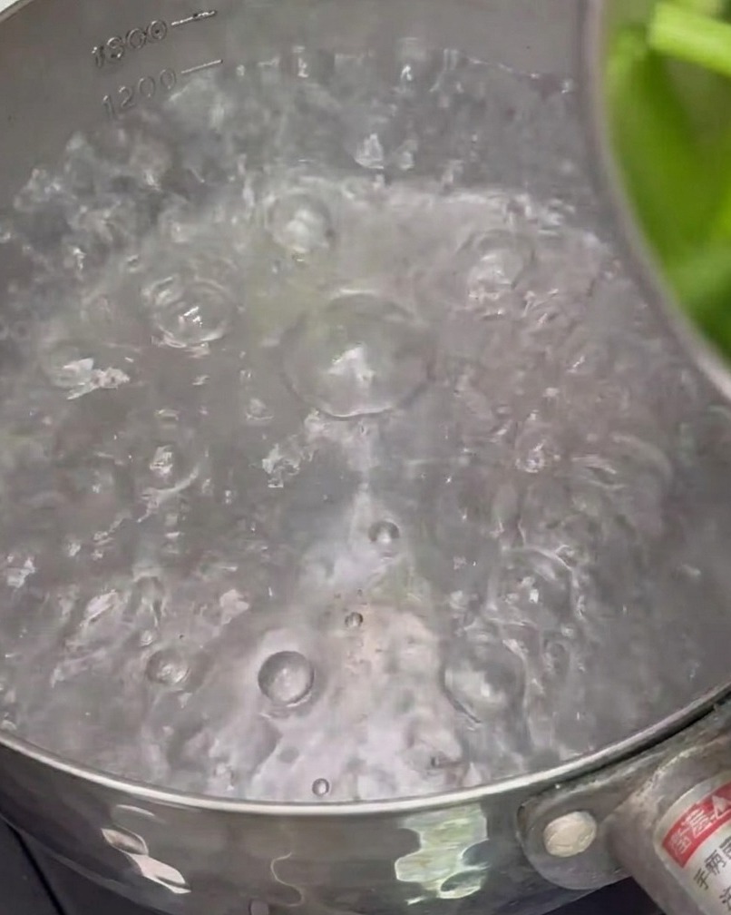 Morceaux dasperges bouillis dans une casserole deau pour les blanchir.
