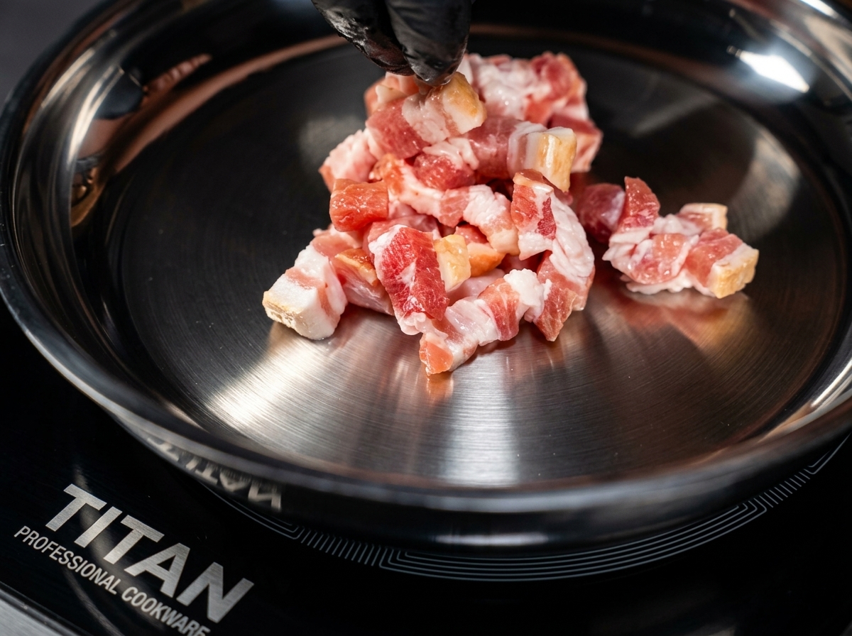 Morceaux de bacon en train de dorer dans une poêle chaude, remués avec des pinces.