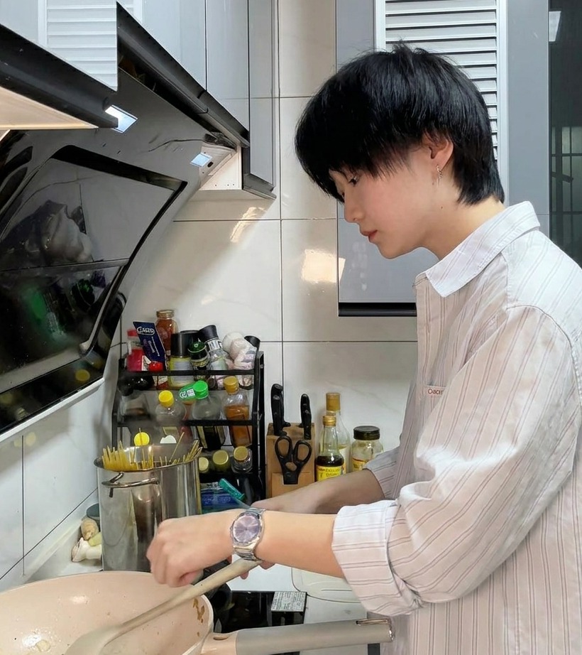 Tranches de fromage fondant dans la sauce aux champignons et oignons.
