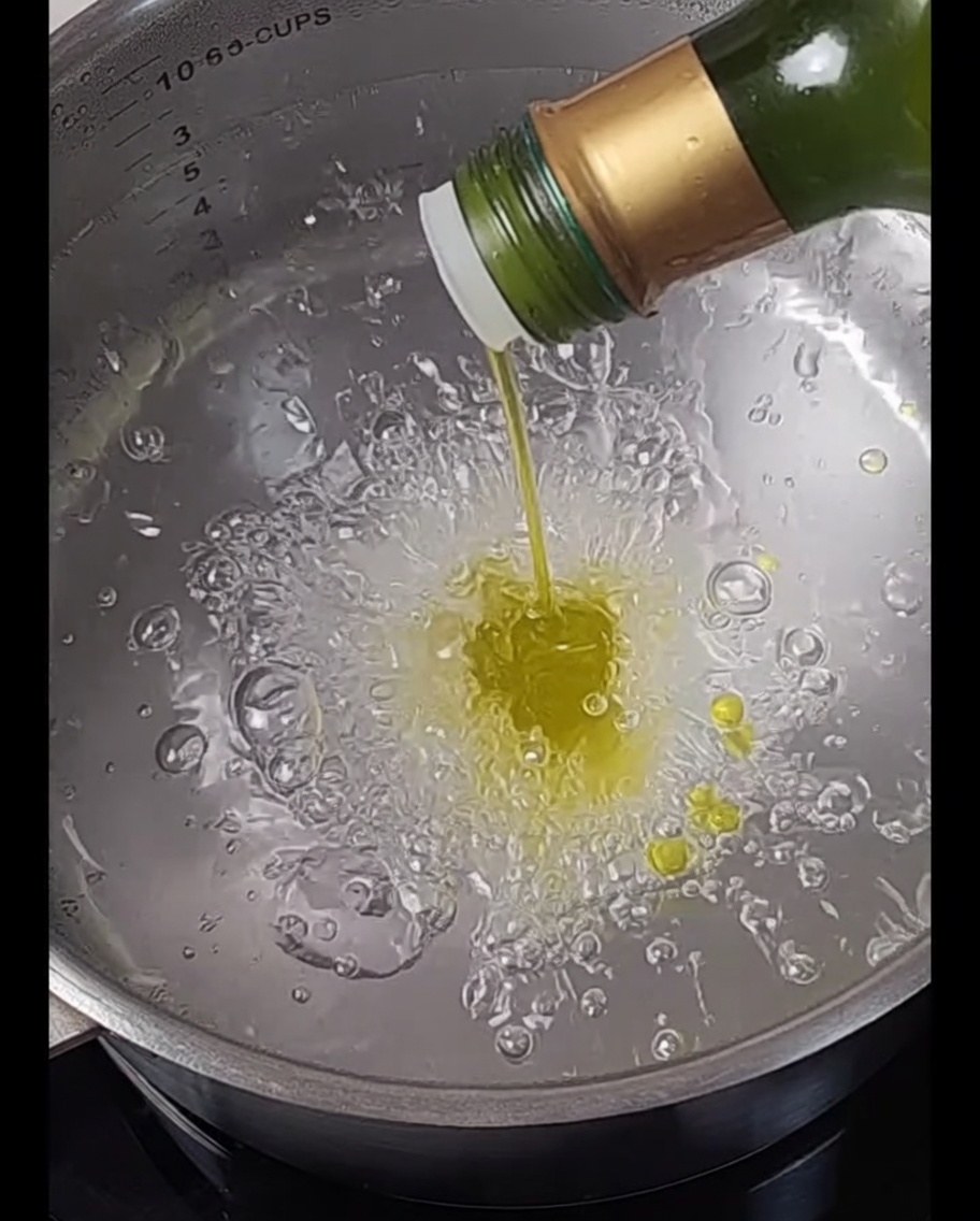 Spaghettis immergés dans une casserole deau bouillante.