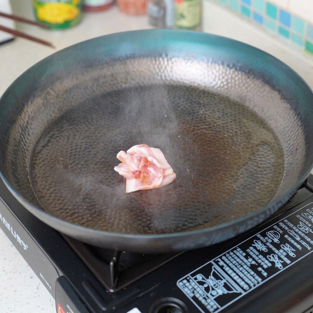 Morceaux de bacon qui grillent dans une poêle chaude jusquà devenir croustillants.