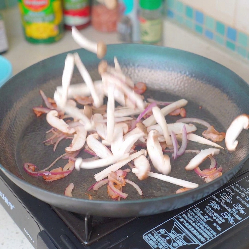 Champignons et oignons tranchés en train de sauter avec le bacon dans une poêle.