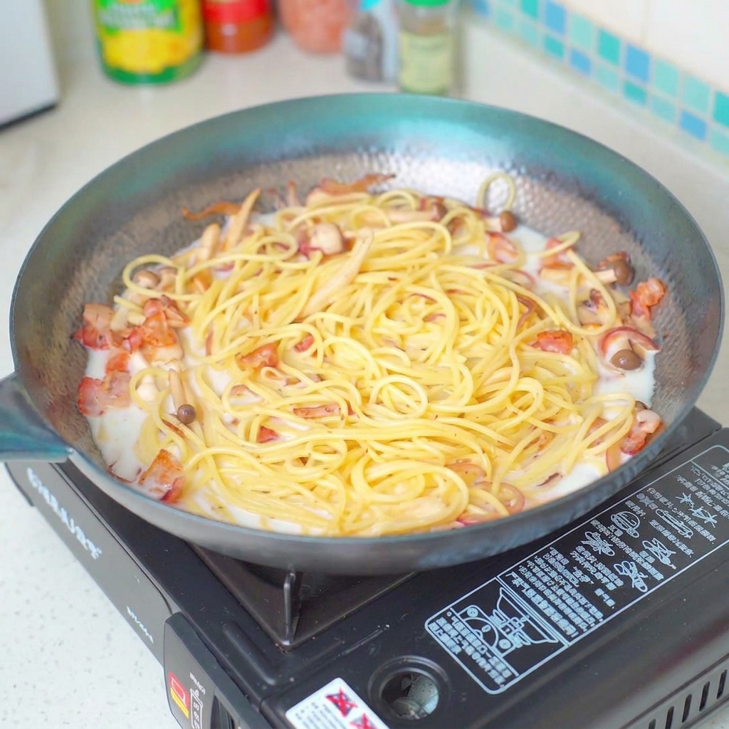 Assaisonnement du plat avec du sel pendant quil mijote dans la poêle.