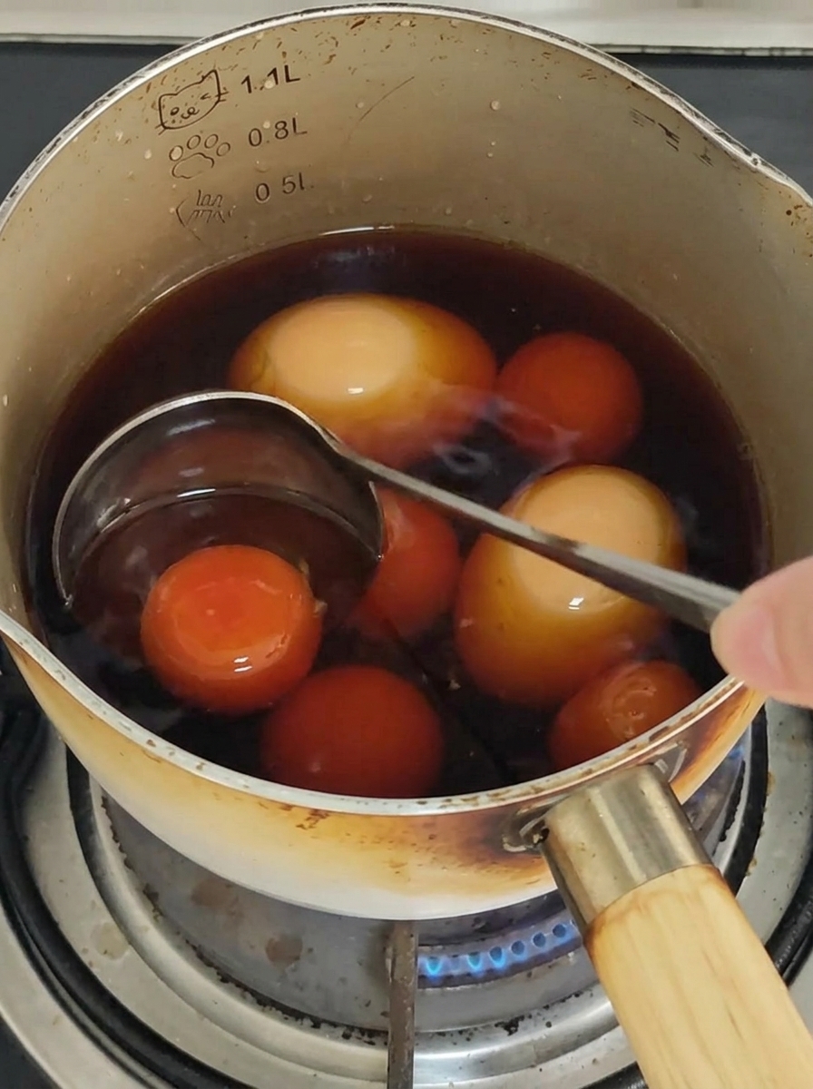 Spaghettis mélangés à laide de baguettes dans la poêle.