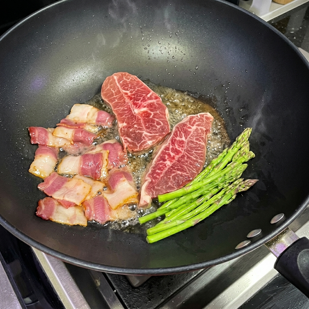 Asperges vertes fraîches sautées au wok avec le steak et le bacon.