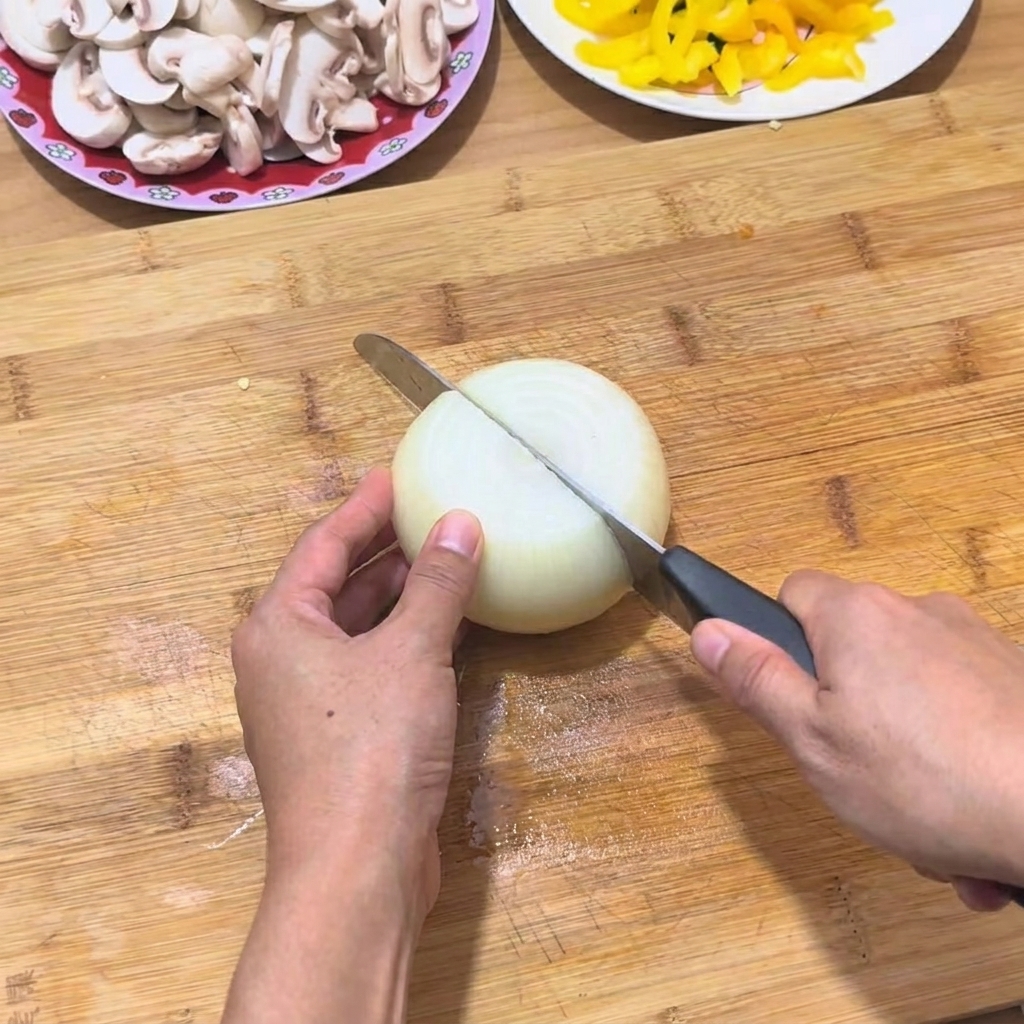 Des mains éminçant un oignon blanc sur une planche à découper en bois à laide dun couteau bien aiguisé.